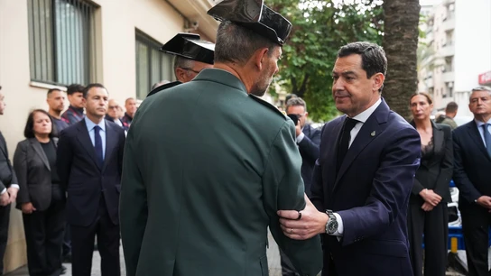 El presidente de la Junta de Andalucía, Juanma Moreno, en la capilla ardiente de los dos agentes fallecidos en Huelva. El presidente de la Junta de Andalucía, Juanma Moreno, en la capilla ardiente de los dos agentes fallecidos en Huelva.