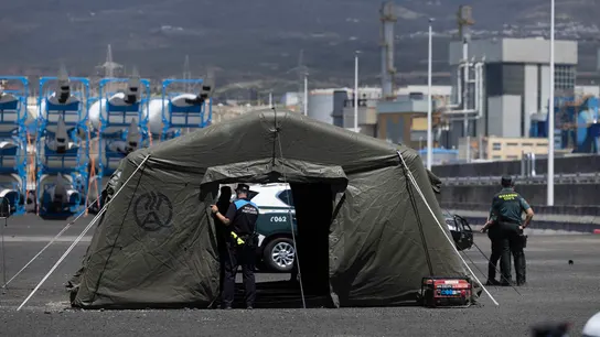 Agentes de la Guardia Civil y de la Policía Portuaria junto al puesto de mando instalado este viernes en el puerto de Granadilla Agentes de la Guardia Civil y de la Policía Portuaria junto al puesto de mando instalado este viernes en el puerto de Granadilla