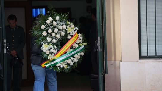Llegada de coronas de flores a la Comandancia de la Guardia Civil de Huelva este sábado, previo a la capilla ardiente por los agentes fallecidos.