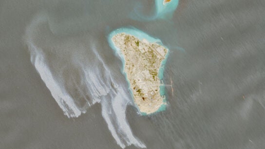 Imagen satelital de la mancha de petr&oacute;leo en la isla de Kharg captada por Senentiel-2 y Copernicus