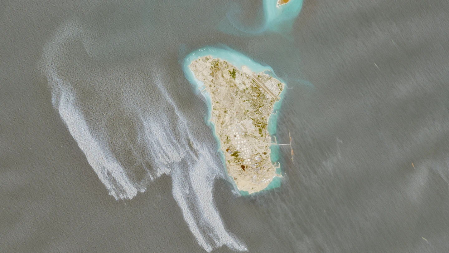 Imagen satelital de la mancha de petróleo en la isla de Kharg captada por Senentiel-2 y Copernicus Imagen satelital de la mancha de petróleo en la isla de Kharg captada por Senentiel-2 y Copernicus