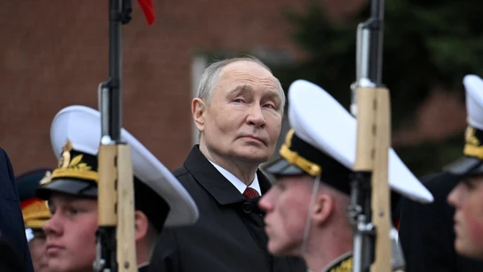 Putin celebra su Día de la Victoria lanzando un dardo a la OTAN y con el apoyo de Corea del Norte: "Nuestros héroes siguen avanzando en Ucrania" Putin celebra su Día de la Victoria lanzando un dardo a la OTAN y con el apoyo de Corea del Norte: "Nuestros héroes siguen avanzando en Ucrania"