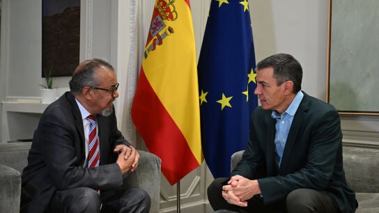 S&aacute;nchez, a la derecha, con el director de la OMS