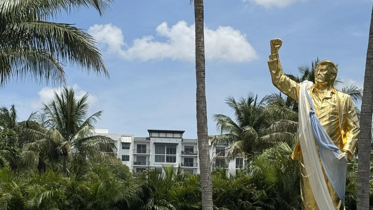 Imagen de la estatua de Trump inaugurada en su campo de golf de Florida Imagen de la estatua de Trump inaugurada en su campo de golf de Florida