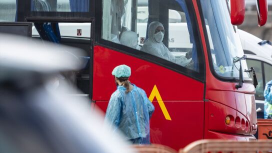 Autocares de la UME con los ciudadanos espa&ntilde;oles evacuados del crucero MV Hondius fondeado cerca del puerto de Granadilla.