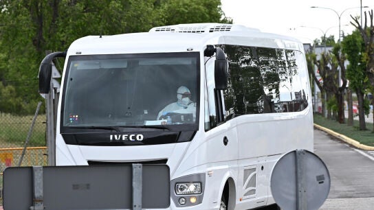 Un autob&uacute;s transporta a los ciudadanos espa&ntilde;oles que se encontraban en el crucero MV Hondius este domingo desde la Base A&eacute;rea de Torrej&oacute;n hasta el Hospital G&oacute;mez Ulla