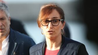 La ministra de Sanidad, M&oacute;nica Garc&iacute;a atiende a los medios para informar sobre el desembarco del crucero con hantavirus, en el puerto de Granadilla.