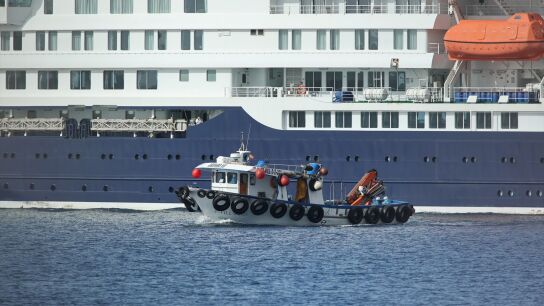 Evacuaci&oacute;n en lancha de los ciudadanos espa&ntilde;oles del crucero MV Hondius fondeado cerca del puerto de Granadilla, Tenerife.