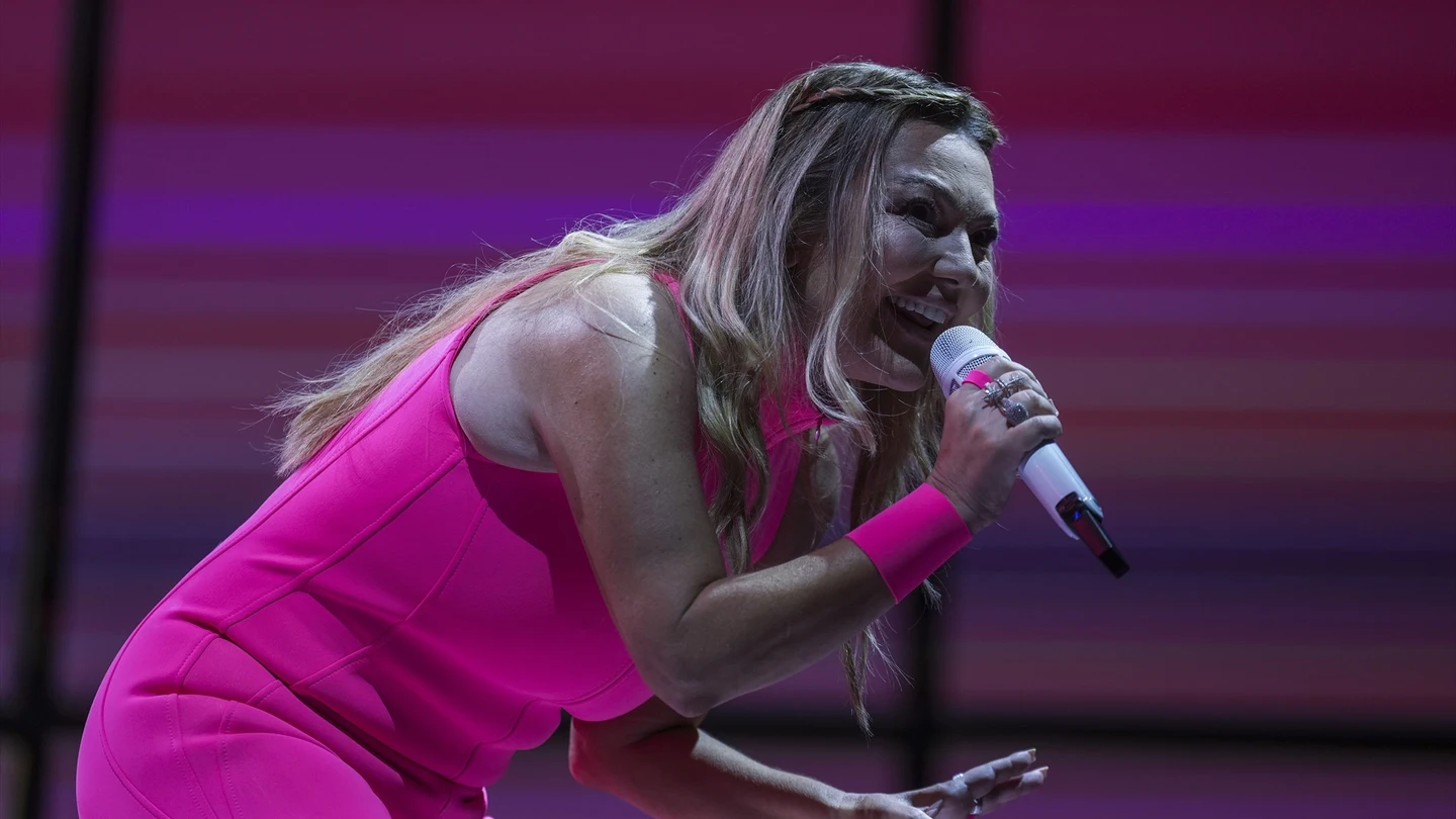 Amaia Montero asciende de nuevo al escenario en su primer concierto con La Oreja de Van Gogh. Amaia Montero asciende de nuevo al escenario en su primer concierto con La Oreja de Van Gogh.