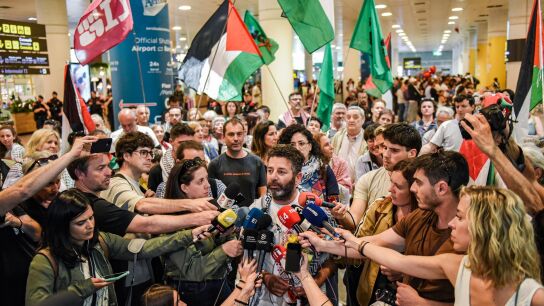 El activista de la Global Sumud Flotilla Saif Abukeshek llega al Aeropuerto de Barcelona.
