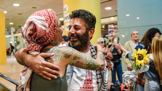El activista de la Global Sumud Flotilla Saif Abukeshek llega al Aeropuerto de Barcelona.