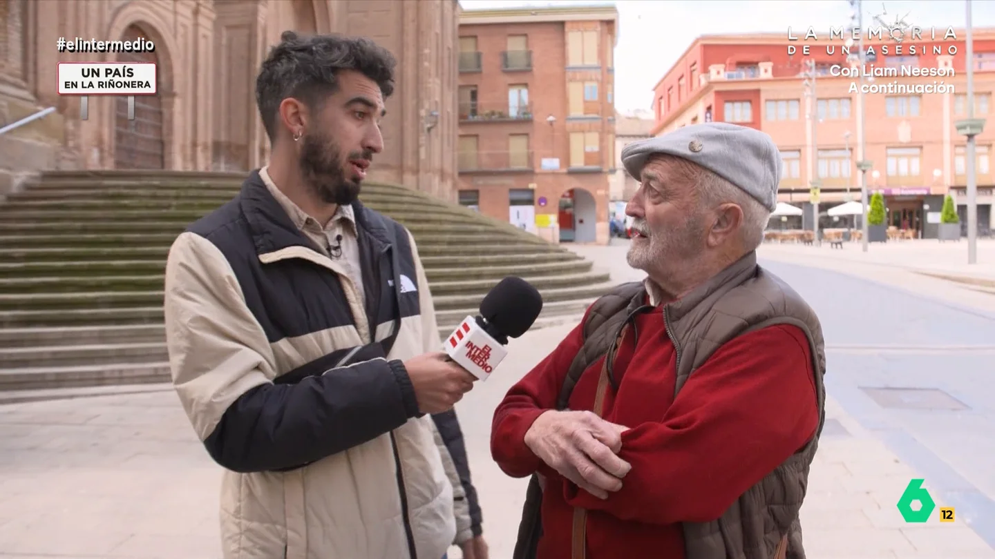 Un vecino de Alfaro sorprende a Isma Juárez con un dato sobre el "acto sexual" de las cigüeñas: "Hasta diez veces seguidas lo hacen" Isma Juárez visita Alfaro, en La Rioja, un pueblo conocido por la gran concentración de cigüeñas blancas en el tejado de su colegiata. En este vídeo, recoge opiniones de su alcaldesa, vecinos y turistas sobre este fenómeno.
