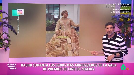 El zapeador se vuelve a convertir en el analista de moda del programa para comentar los looks m&aacute;s extravagantes de la alfombra roja de este evento que se ha celebrado en el pa&iacute;s africano. 