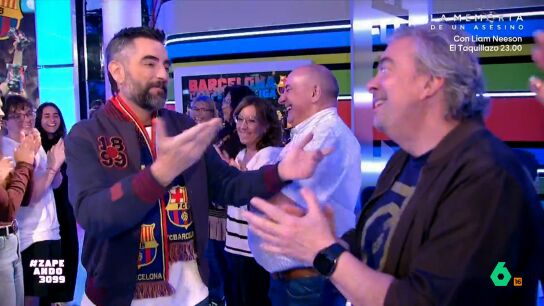Dani Mateo entra por todo lo alto a Zapeando tras la Liga que le gan&oacute; el Bar&ccedil;a al Real Madrid en el Camp Nou. As&iacute; ha sido su recibimiento con 'pasillo' e himno incluido.
