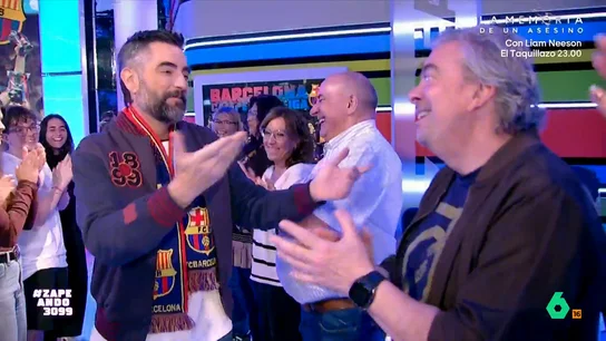 El 'pasillo' de Zapeando a Dani Mateo por la Liga del Barça: "Por cosas como esta merece la pena sufrir todo el año" Dani Mateo entra por todo lo alto a Zapeando tras la Liga que le ganó el Barça al Real Madrid en el Camp Nou. Así ha sido su recibimiento con 'pasillo' e himno incluido.