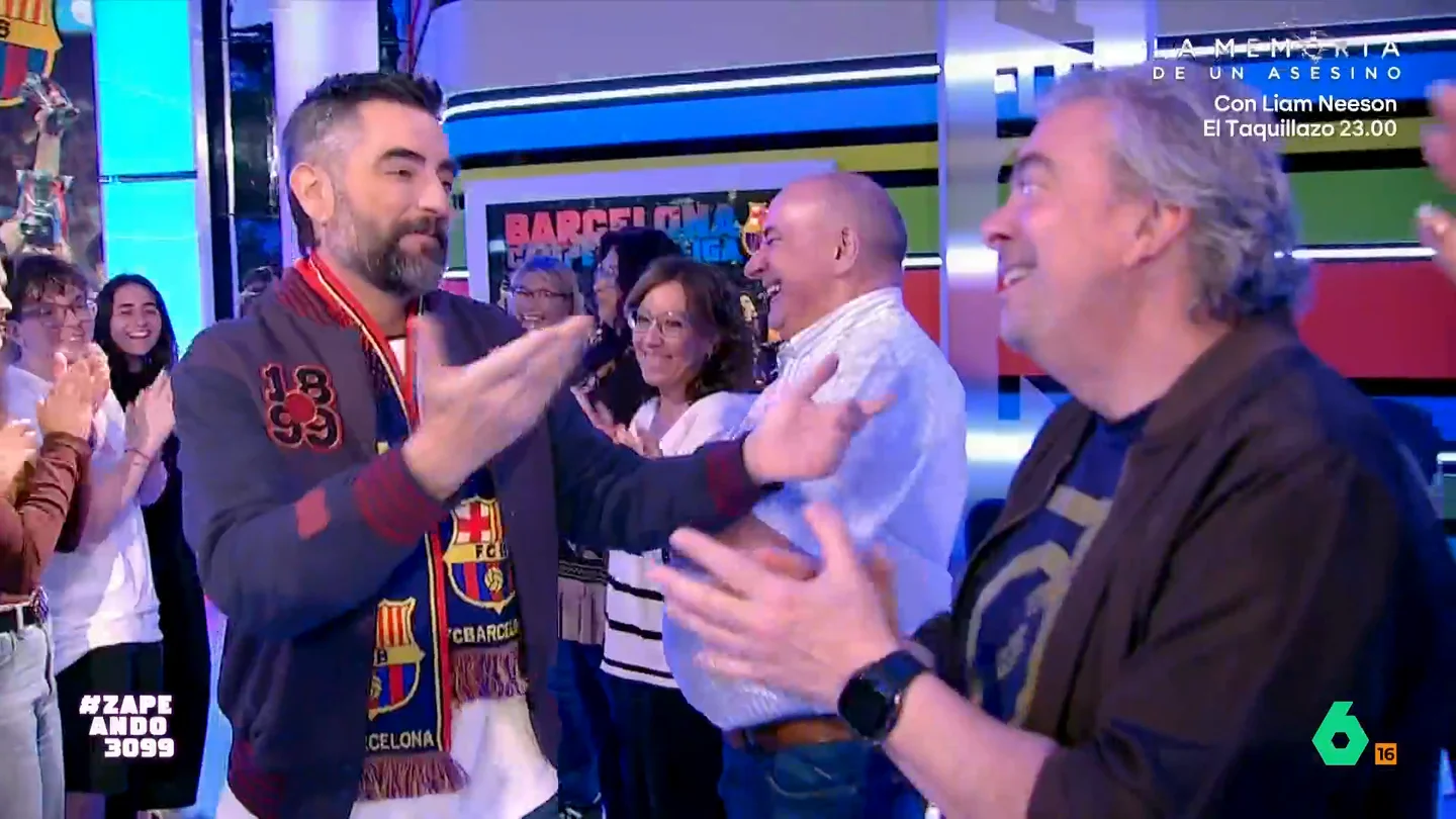 El 'pasillo' de Zapeando a Dani Mateo por la Liga del Barça: "Por cosas como esta merece la pena sufrir todo el año" Dani Mateo entra por todo lo alto a Zapeando tras la Liga que le ganó el Barça al Real Madrid en el Camp Nou. Así ha sido su recibimiento con 'pasillo' e himno incluido.