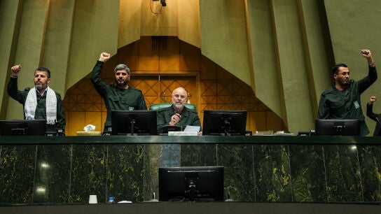 Mohamad Baqer Qalibaf (centro) en el Parlamento de Ir&aacute;n