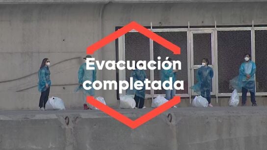 Un amarre en el puerto 'in extremis' por el viento y un &eacute;xito de operativo: termina la evacuaci&oacute;n en Tenerife del crucero con hantavirus