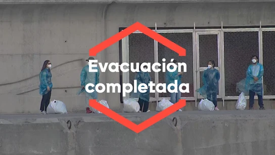 Un amarre en el puerto 'in extremis' por el viento y un éxito de operativo: termina la evacuación en Tenerife del crucero con hantavirus Un amarre en el puerto 'in extremis' por el viento y un éxito de operativo: termina la evacuación en Tenerife del crucero con hantavirus
