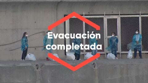 Un amarre en el puerto 'in extremis' por el viento y un &eacute;xito de operativo: termina la evacuaci&oacute;n en Tenerife del crucero con hantavirus