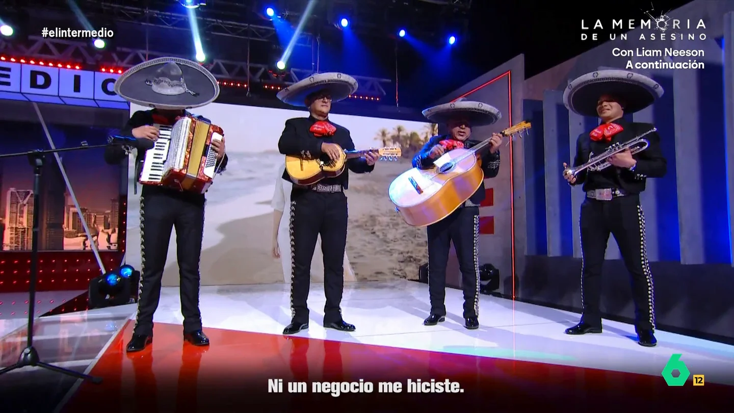 El mariachi de El Intermedio dedica una versión de 'El Rey' a Díaz Ayuso: "Con su cara y tu dinero, se recorre el mundo entero" El grupo ha dedicado una ranchera al viaje de la presidenta de la Comunidad de Madrid a México. Ayuso cancelaba su agenda antes de lo previsto alegando un boicot por parte del gobierno mexicano.
