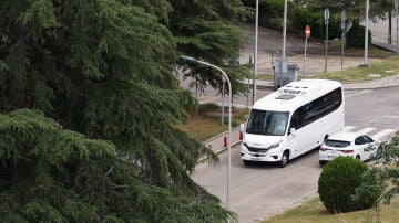 Pasajeros espa&ntilde;oles del MV Hondius llegando al Hospital G&oacute;mez Ulla
