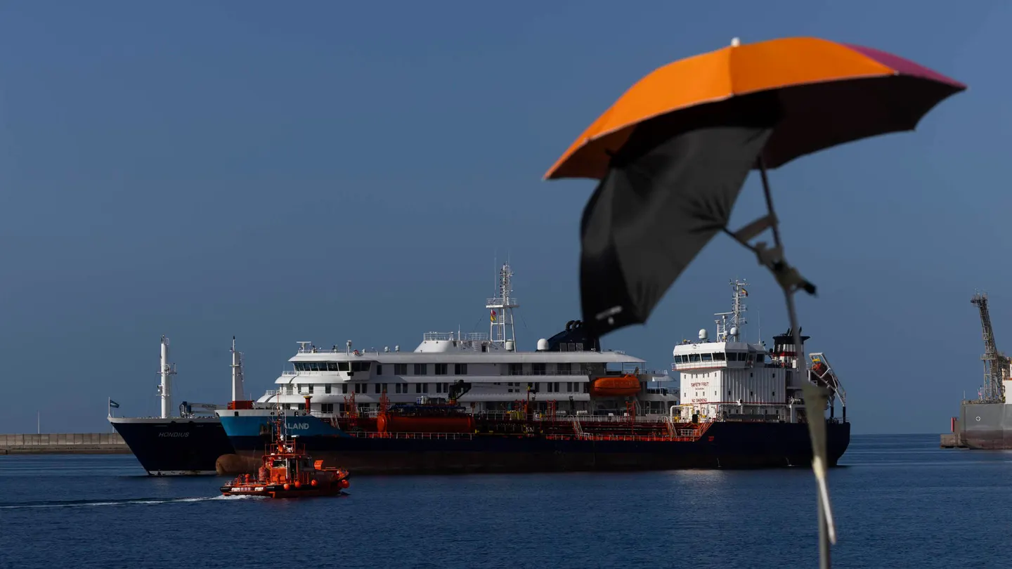 Un barco de abastecimiento proporciona combustible al crucero MV Hondius Un barco de abastecimiento proporciona combustible al crucero MV Hondius