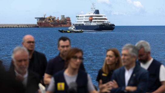 Rueda de prensa del Gobierno con el crucero de fondo