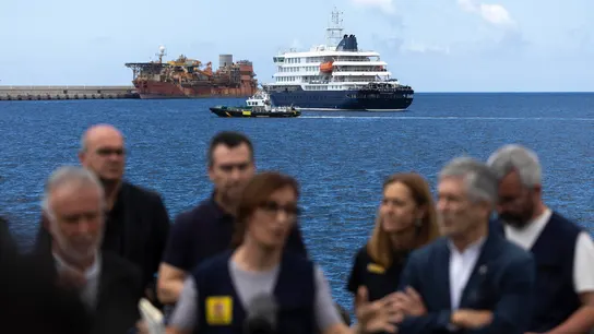 Rueda de prensa del Gobierno con el crucero de fondo Rueda de prensa del Gobierno con el crucero de fondo