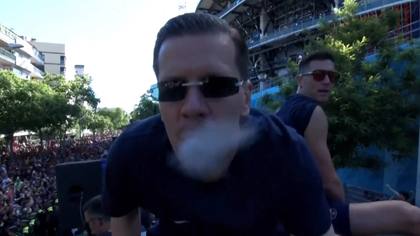 Szczęsny, fumando vaper y repartiendo cigarros en la rúa del Barça Szczęsny, fumando vaper y repartiendo cigarros en la rúa del Barça
