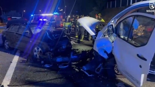 Cuatro heridos, tres de ellos graves, por un choque en Madrid entre una furgoneta y un coche que huía de la Policía Cuatro heridos, tres de ellos graves, por un choque en Madrid entre una furgoneta y un coche que huía de la Policía