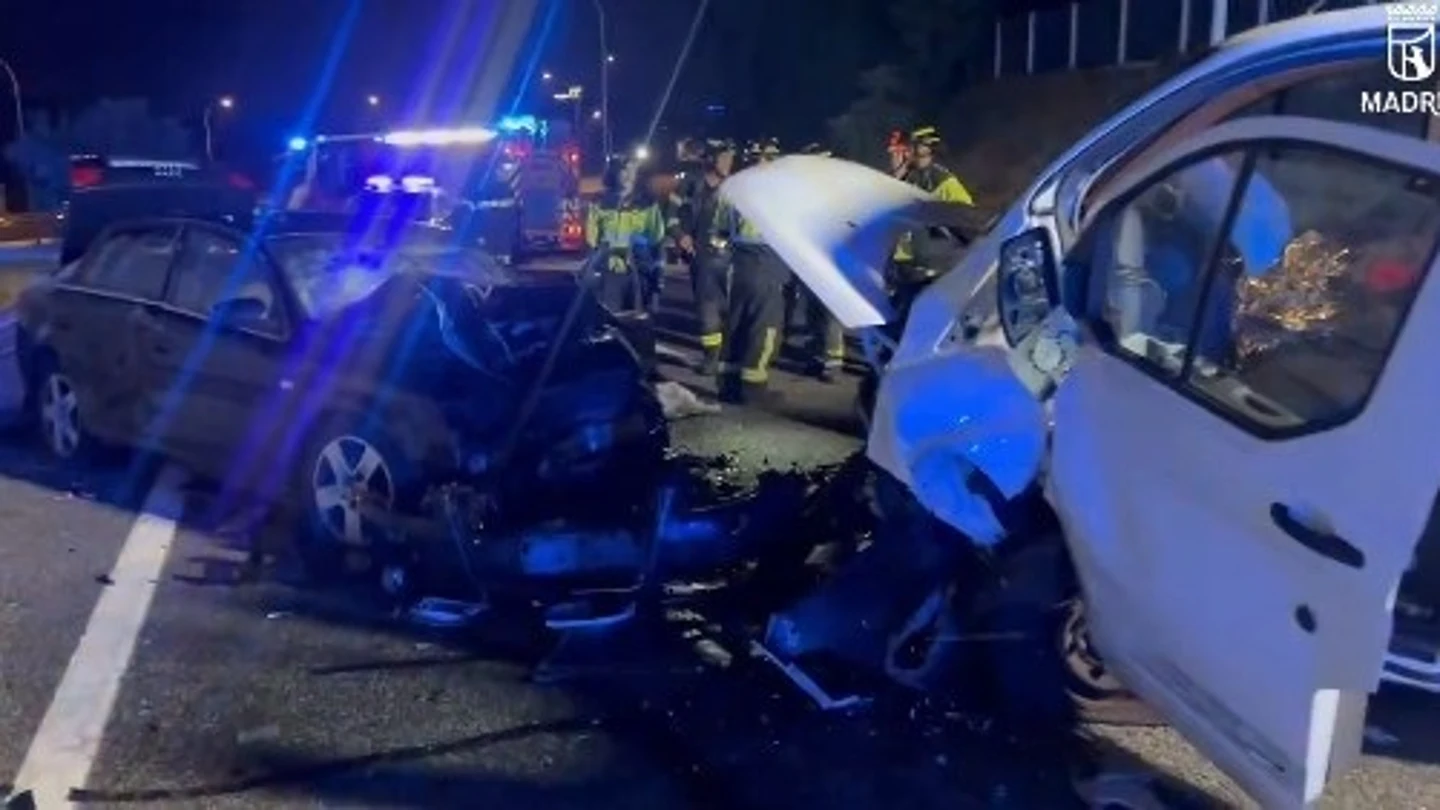 Cuatro heridos, tres de ellos graves, por un choque en Madrid entre una furgoneta y un coche que huía de la Policía Cuatro heridos, tres de ellos graves, por un choque en Madrid entre una furgoneta y un coche que huía de la Policía
