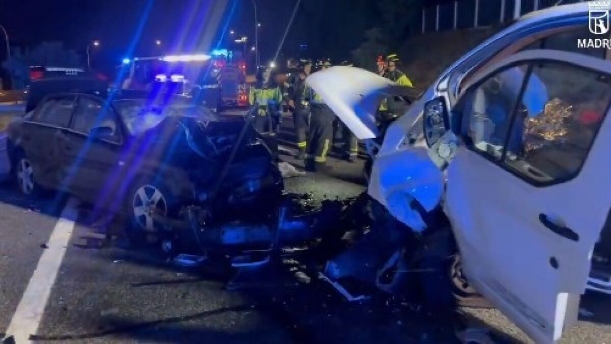 Cuatro heridos, tres de ellos graves, por un choque en Madrid entre una furgoneta y un coche que huía de la Policía