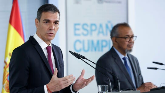 El presidente del Gobierno, Pedro S&aacute;nchez, y el director general de la Organizaci&oacute;n Mundial de la Salud, Tedros Adhanom, durante la rueda de prensa