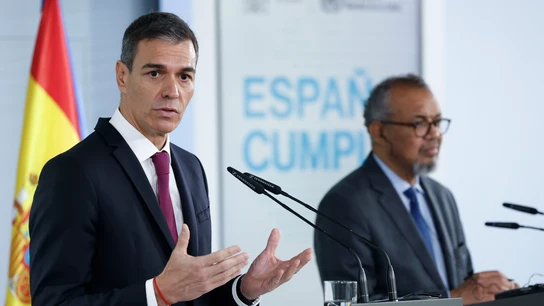 El presidente del Gobierno, Pedro Sánchez, y el director general de la Organización Mundial de la Salud, Tedros Adhanom, durante la rueda de prensa El presidente del Gobierno, Pedro Sánchez, y el director general de la Organización Mundial de la Salud, Tedros Adhanom, durante la rueda de prensa