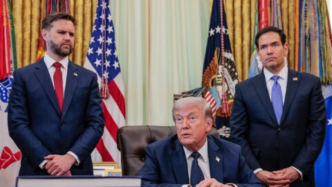 JD Vance y Marco Rubio, junto a Donald Trump en el Despacho Oval de la Casa Blanca