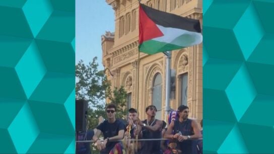 Lamine Yamal ondea la bandera de Palestina en la celebraci&oacute;n del Bar&ccedil;a por el t&iacute;tulo de Liga