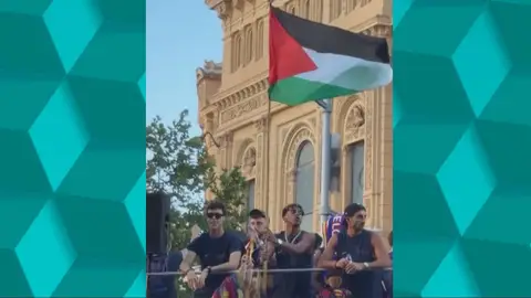 Lamine Yamal ondea la bandera de Palestina en la celebración del Barça por el título de Liga Lamine Yamal ondea la bandera de Palestina en la celebración del Barça por el título de Liga