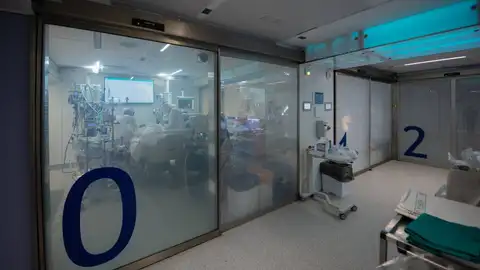Área de Vigilancia Intensiva del Hospital Clínic de Barcelona Área de Vigilancia Intensiva del Hospital Clínic de Barcelona