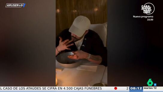 Alfonso Ar&uacute;s, tras ver a Bad Bunny "embadurnado" de chocolate en un restaurante de Medell&iacute;n: "Es una guarrada"