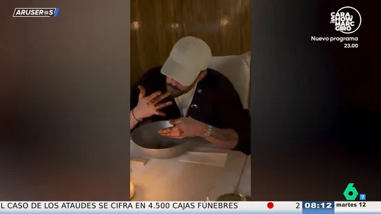 Alfonso Arús, tras ver a Bad Bunny "embadurnado" de chocolate en un restaurante de Medellín: "Es una guarrada" Alfonso Arús, tras ver a Bad Bunny "embadurnado" de chocolate en un restaurante de Medellín: "Es una guarrada"