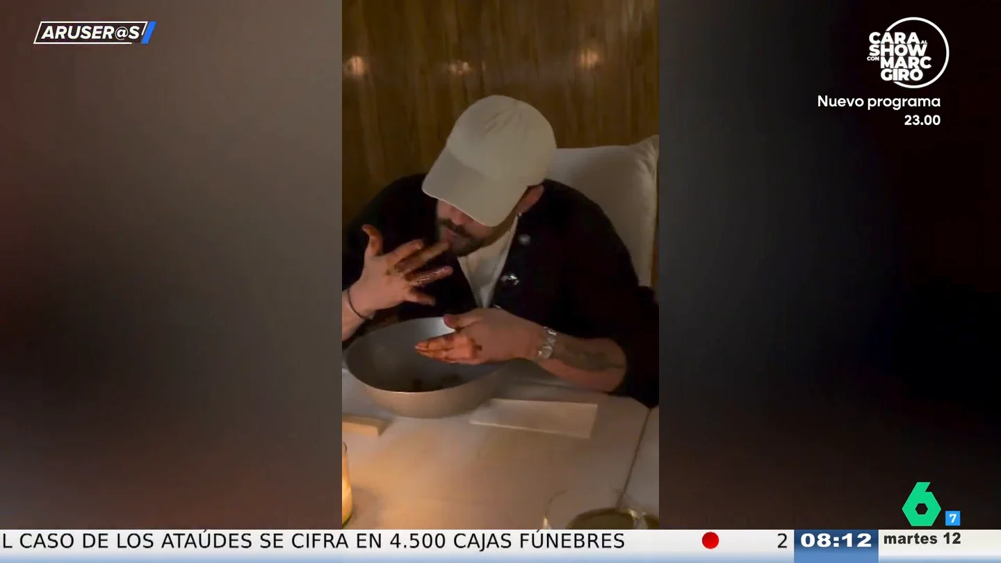 Alfonso Arús, tras ver a Bad Bunny "embadurnado" de chocolate en un restaurante de Medellín: "Es una guarrada" Alfonso Arús, tras ver a Bad Bunny "embadurnado" de chocolate en un restaurante de Medellín: "Es una guarrada"