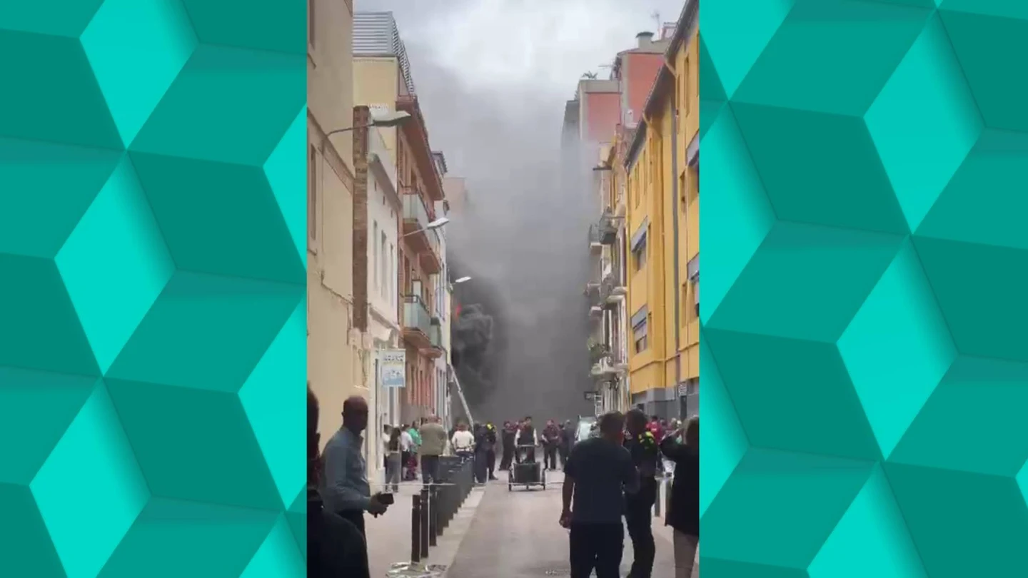 Desalojan un edificio de Barcelona tras una brutal explosión: no se confirma si se trata de una bombona de butano Desalojan un edificio de Barcelona tras una brutal explosión: no se confirma si se trata de una bombona de butano