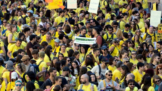 Miles de profesores se dirigen hacia el centro de Barcelona, repartidos en dos grandes columnas, para confluir en una manifestaci&oacute;n al mediod&iacute;a en la plaza Urquinaona, con el fin de reclamar al Govern mejoras salariales