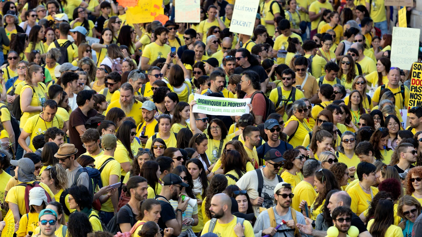 Miles de profesores se dirigen hacia el centro de Barcelona, repartidos en dos grandes columnas, para confluir en una manifestación al mediodía en la plaza Urquinaona, con el fin de reclamar al Govern mejoras salariales Miles de profesores se dirigen hacia el centro de Barcelona, repartidos en dos grandes columnas, para confluir en una manifestación al mediodía en la plaza Urquinaona, con el fin de reclamar al Govern mejoras salariales