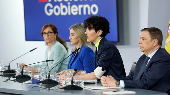 La portavoz del Gobierno, Elma Saiz, acompañada por la ministra de Sanidad, Mónica García; la ministra de Educación, Milagros Tolón; y el ministro de Agricultura, Luis Planas. La portavoz del Gobierno, Elma Saiz, acompañada por la ministra de Sanidad, Mónica García; la ministra de Educación, Milagros Tolón; y el ministro de Agricultura, Luis Planas.