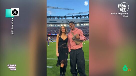 La artista fue una de las asistentes al partido entre el Bar&ccedil;a y el Real Madrid en el Camp Nou y aprovech&oacute; a hacerse una foto con el jugador blaugrana, lo que ha desatado los rumores. 