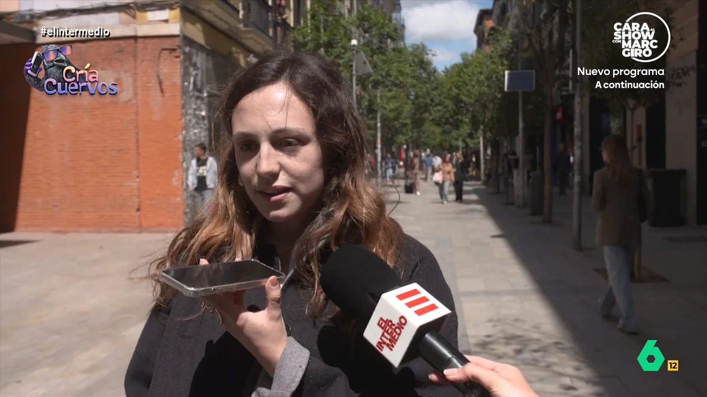 Una madre, muy enfadada con su hija al saber que se ha apuntado a una acción del PP: "¿Eres idiota? Vete a Vox a ver qué te dan" Una joven se presta a gastar una broma telefónica a su madre. Como desvela, para ella sería una gran decepción que decidiera votar o sumarse a una iniciativa de algún partido cuyas ideas sean contrarias a las de su madre.
