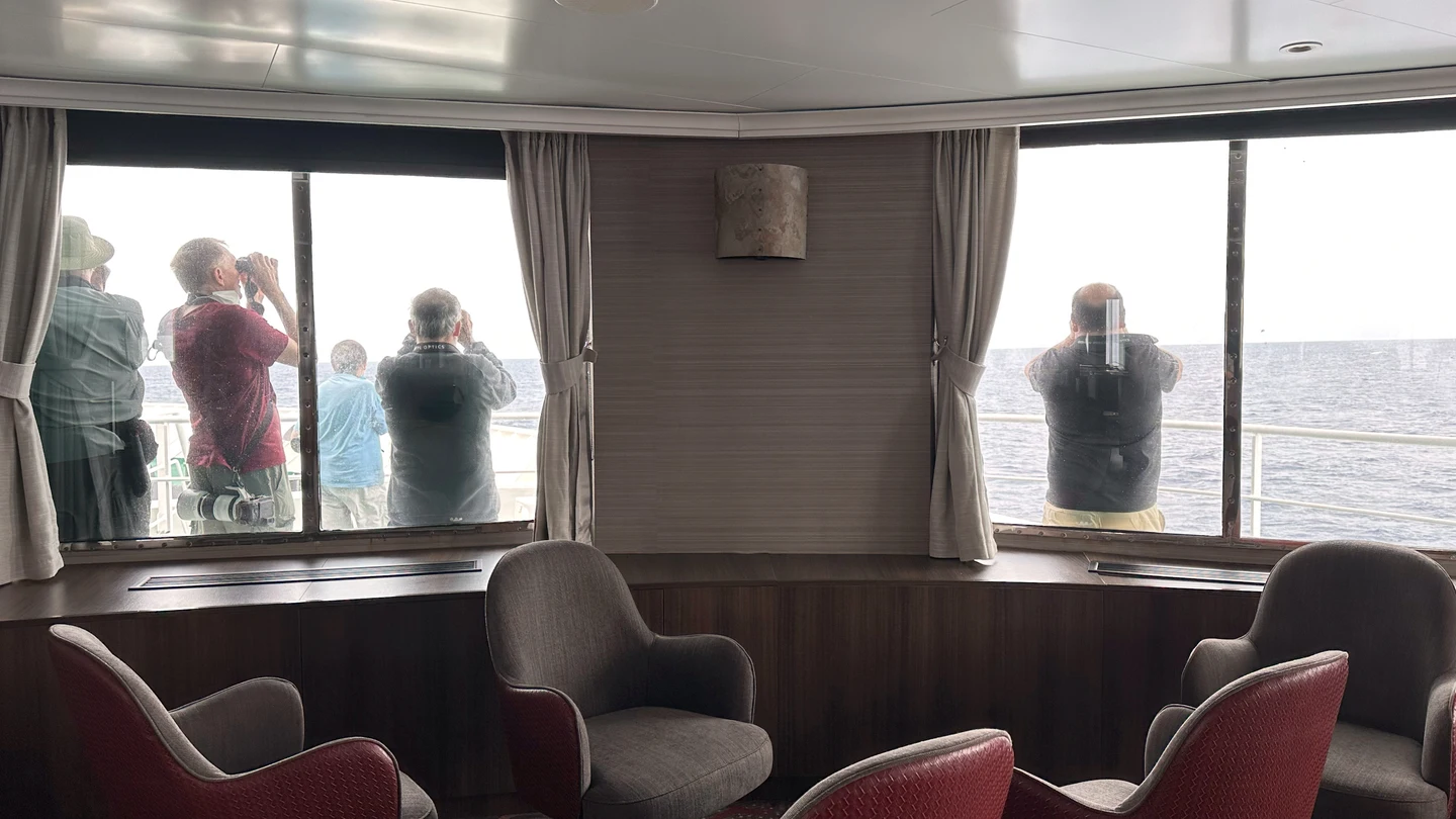 Los pasajeros del crucero MV Hondius, afectado por el hantavirus, observan el horizonte con binoculares durante su viaje al puerto de Tenerife Los pasajeros del crucero MV Hondius, afectado por el hantavirus, observan el horizonte con binoculares durante su viaje al puerto de Tenerife