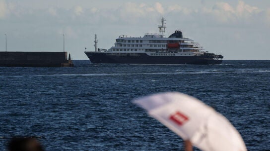 Imagen del crucero MV Hondius en el puerto de Granadilla, en Tenerife.
